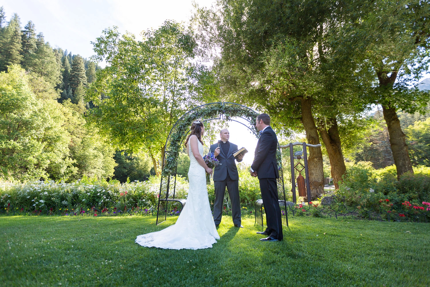 best outdoor wedding photography tips